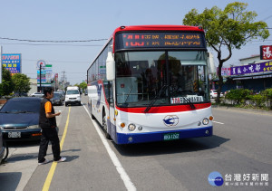 民眾於龍潭區大昌路站搭乘「709平鎮-捷運永寧站」快捷公車。