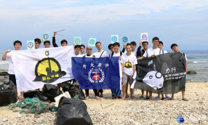 中原大學學生在校外學習周發起「無垃不在拉美島」活動。