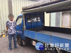 張嫌竊取路邊貨車，遭車主發現追捕，竟衝撞車主強行搶奪，警方啟動線上圍捕順利逮人。（記者陳昭宗拍攝）