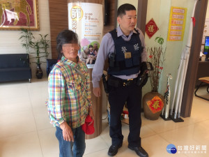 員警將彭婦送往新屋區中山路宏濟診所就診。