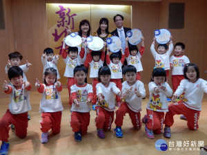 衛生局邀幼祥幼兒園中班小朋友擔任防疫小尖兵，於記者會示範防治腸病毒543原則。（圖／記者黃村杉攝）