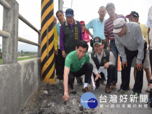 大甲區（中一）東明路道路嚴重龜裂，人孔蓋超多又高低不平，六日

開工翻修，民代、區長當場測量挖修高度，吸引數十居民圍觀。（記

者陳榮昌攝）