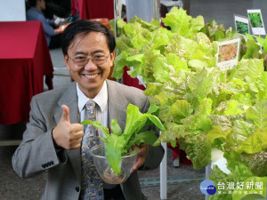 工學院李碩仁院長解說智能植物工廠系統