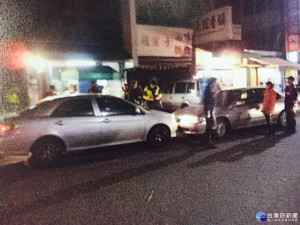 女子吸毒後駕車買鹹酥雞卻恍神撞車，遭眼尖警逮獲。
