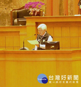 縣長李進勇向議會專案報告台灣燈會成果、前瞻基礎建設計畫爭取及垃圾委外焚化底渣運回處置事宜。（記者陳昭宗拍攝）