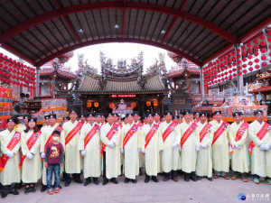 國家3級古蹟學甲慈濟宮董事長王文宗，帶領祭典委員恭迎開路先鋒蜈蚣陣的到來。（記者邱仁武／攝）
