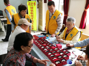 鐘錶眼鏡工會幫爺爺奶奶驗光配鏡跟維修手錶。（圖／勞工局提供）