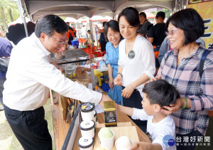 桃園市長鄭文燦參加「瑪潮親子慈善園遊會」，與現場民眾互動。
