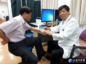 吳輝雄醫師（右）進行磁力貼療法對下背痛療效之研究。（記者許素蘭／攝）