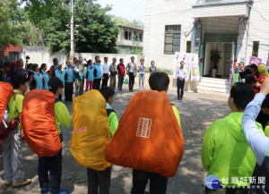 桃園市教育局賴主任秘書為登山團隊期勉及鼓勵。