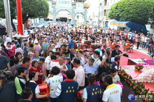 國定古蹟台南學甲保生大帝1039歲生日，廟方今年首度發送1039個壽桃供信眾吃闔家平安，來自各地信眾把偌大廟 庭擠的滿滿的，人潮盛況空前，熱鬧場景著是人神共歡。(記者/黃芳祿攝)