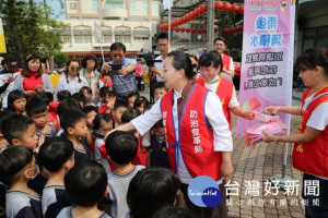 防治登革熱 張花冠率團清社區