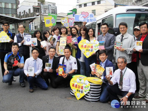 梨山成立全台灣第一家最高海拔的書房，地方社團文化界人士熱烈響應捐書。（記者黃玉鼎攝）