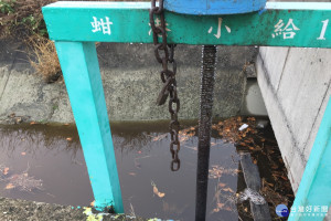 雨後，台南出海口「蚶港給水1」水閘門水質出現暗咖啡色。(記者/黃芳祿攝)