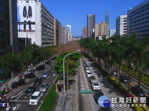 台北市府有意進一步開放仁愛路的東西向雙向行車範圍，至仁愛路二段與杭州南路為止。不過另一條東西向幹道信義路，則維持既有的行進方向規劃。（圖／Wikipedia）