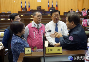 針對桃園市私立愛心老人長期照顧管理中心災後處理措施，桃園市政府社會局長古梓龍提出說明。