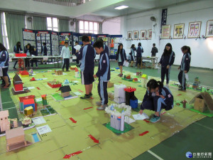 市立大溪辦師生作品展，同時開放所有學生票選最佳作品。（圖／陳寶印攝）