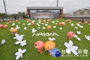 桃園客家文化館最新桐花地景藝術作品-桐花公仔大進擊。