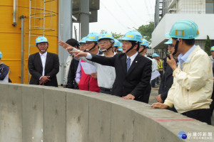 水情吃緊，臺南市長賴清德(著西裝舉手者)主持曾文淨水場緊急啟用。(記者/黃芳祿攝)