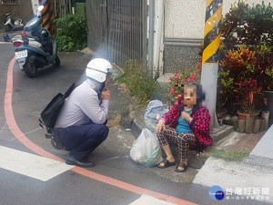 老嫗迷失坐路旁，暖心員警助返家。