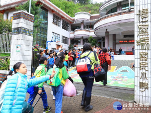 台北市大屯國小三十多位師生，到博屋瑪國小進行二天一夜的泰雅文化課程體驗。（記者黃玉鼎攝）