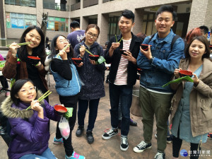 中原大學用美食傳承學習原住民文化-學生拿植物當筷子使用。