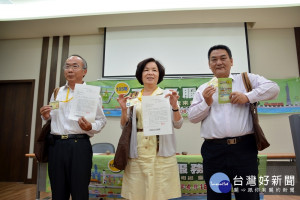 普查員會配戴普查員證（圖／屏東縣政府主計處提供）