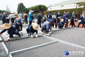 慈濟師兄姊頂著大太陽為田豐國小重建組臨時教室揮汗工作。（記者扶小萍攝）