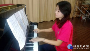 彭星蓉左手彈鋼琴、右手拿鐵鎚，是文武雙全的「板金正妹」。