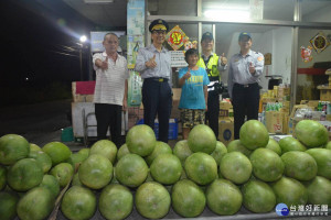 台南市學甲警分局幹員用行動宣誓，和瓜農一起保護西瓜，並加強夜間行邏任務。(記者/黃芳祿攝)