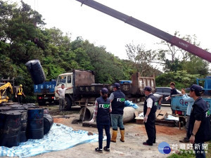 龍潭區五福街遭棄油泥  環保局全力緝凶
