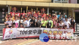 106年全國中等學校運動會聖火傳遞抵達雲林縣境，教育處長梁恩嘉代表接見並交給主辦的彰化縣代表隊。（記者陳昭宗拍攝）