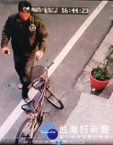 黃姓男子順手牽羊偷竊腳踏車，犯案過程遭店家及路口監視器拍下，讓他百口莫辯。（記者陳昭宗拍攝）