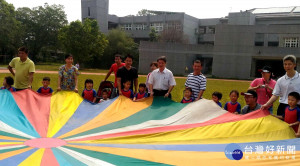 南投縣竹山鎮立幼兒園假竹山國小盛大舉辦親子運動會，吸引不少家長及幼童一起同歡，會場熱鬧滾滾。