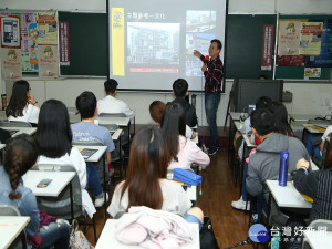 為鼓勵年輕學子發揮創意，特別前進校園和學生分享說故事的技巧。（圖／記者黃村杉攝）