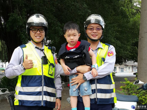 慈父載幼兒巡邏 未來主人翁立志從警