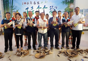 縣長等人為泰安桂竹筍農產業文化促銷活動宣傳。（圖／許素蘭攝）