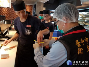 衛生局人員至鮨樂海鮮市場抽驗生魚片。