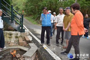 水里鄉永興村水火同源景點，縣長林明溱由縣議員陳淑惠、縣府觀光處長王源鍾陪同會勘。