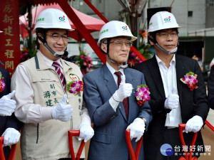 左起桃園市副市長游建華、利百代公司董事長門田明輝及桃園市經發局副局長陳文德