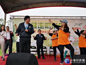 出席養生文化村園遊會，桃園市鄭文燦市長與里民健康扭扭動。