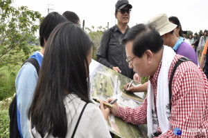 響應世界地球日，長榮大學師生二仁溪走讀活動與社區民眾一起沿著港尾溝溪疏洪道，一路撿拾垃圾，路過民眾見狀主動加入並聯名簽署表達支持。