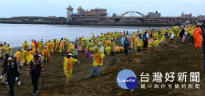 2500名熱心志工一同清理桃園的海岸。