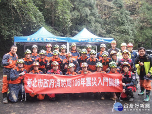 新北市消防局特搜大隊於金山獅頭山公園辦理為期4個梯次假日班之震災搜救入門訓練。（圖／黃村杉攝）