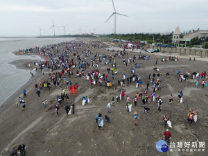 世界地球日台中市府環保局在大安濱海樂園舉行「揪愛淨灘」活動，大約有1500人參與。