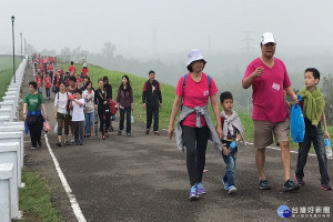 台南北家扶有愛、幸福作伙來親子i健走今日在烏山頭水庫風景區舉辦，呼籲用愛和關懷兒童，讓台灣無兒虐。