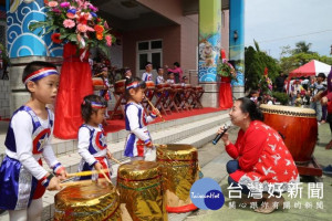 迎接東石國小101週年校慶 張縣長剪綵通學步道