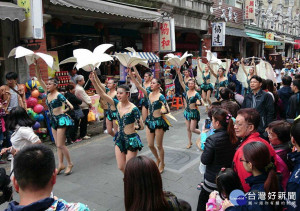 「2017桃園客家桐花祭－桐花繽紛大遊行」中，新興高中啦啦隊活力四射。