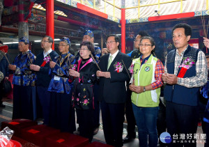 「桃竹苗開漳聖王公集結」活動中，桃園市長鄭文燦和與會貴賓共同上香祈福。