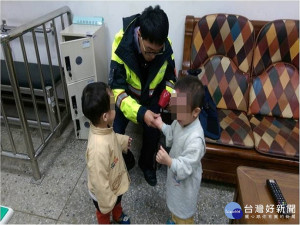 丈夫入獄頓失依靠婦人帶2幼子向警求助，員警為幼童吹暖保溫